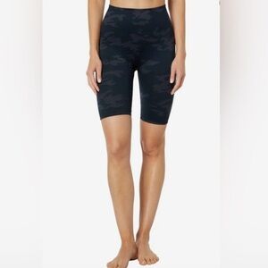* NWT Spanx black camo lamn bike shorts size Medium (6-8)
